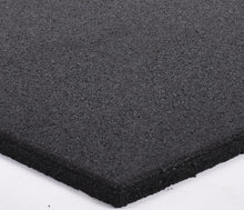 Afbeelding in Gallery-weergave laden, Close-up van Guras rubberen fitness tegel textuur, benadrukkend het robuuste en slijtvaste materiaal.