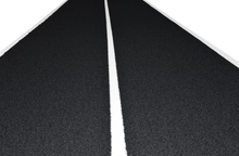 Afbeelding in Gallery-weergave laden, Close-up van een zwarte sprinttrack van 2 meter breed en 15 meter lang, met duidelijke witte lijnen voor nauwkeurige trainingsmarkeringen.
