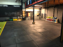 Afbeelding in Gallery-weergave laden, Guras rubberen tegels geïnstalleerd in een ruime gymzaal, demonstrerend de naadloze pasvorm en professionele uitstraling.